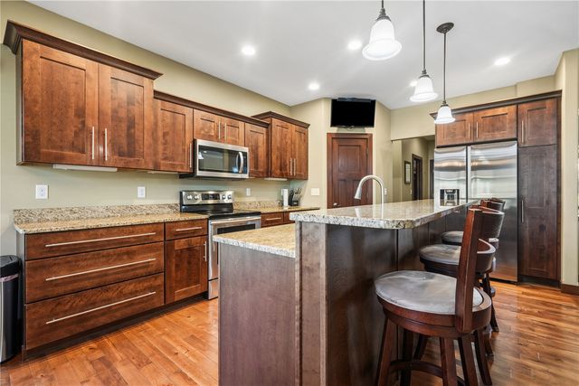 909 Aster Ct, Fairfax, IA 52228