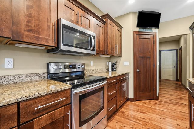 909 Aster Ct, Fairfax, IA 52228