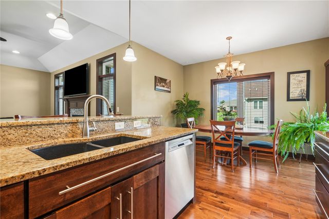 909 Aster Ct, Fairfax, IA 52228