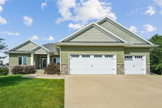 909 Aster Ct, Fairfax, IA 52228