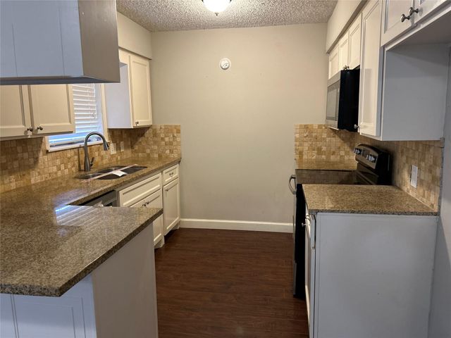 1805 King Arthur Court, Pinehurst, TX 77630