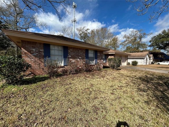 1805 King Arthur Court, Pinehurst, TX 77630