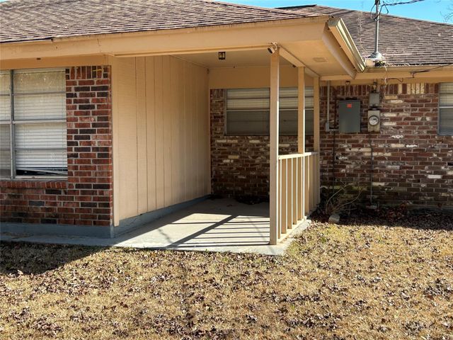 1805 King Arthur Court, Pinehurst, TX 77630