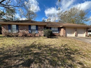 1805 King Arthur Court, Pinehurst, TX 77630