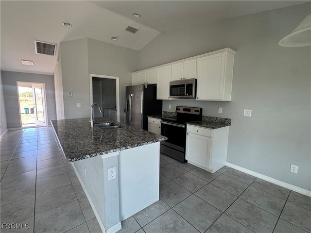 3803 NE 9th PL, Cape Coral, FL 33909