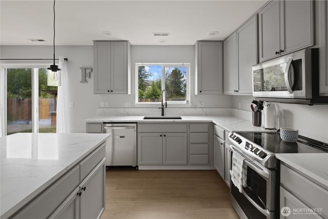 213 Bondgard Avenue E, Enumclaw, WA 98022
