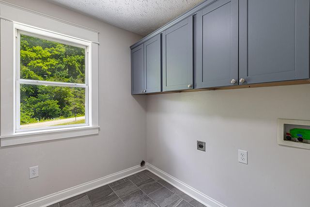 566 Lantern Way, Frenchburg, KY 40322