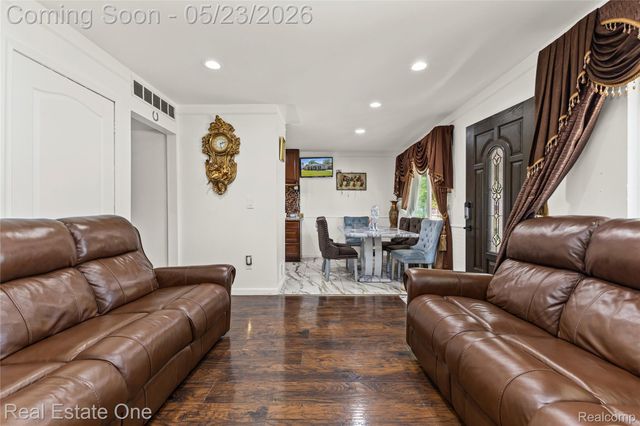 27445 Lorenz Street, Madison Heights, MI 48071