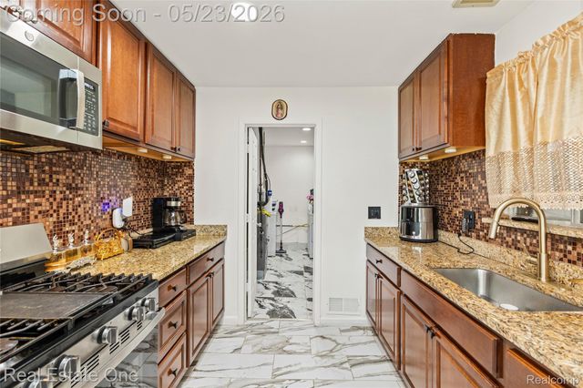 27445 Lorenz Street, Madison Heights, MI 48071