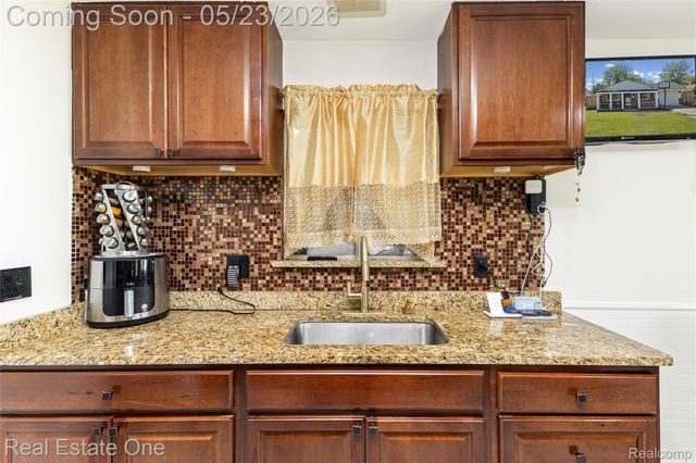 27445 Lorenz Street, Madison Heights, MI 48071