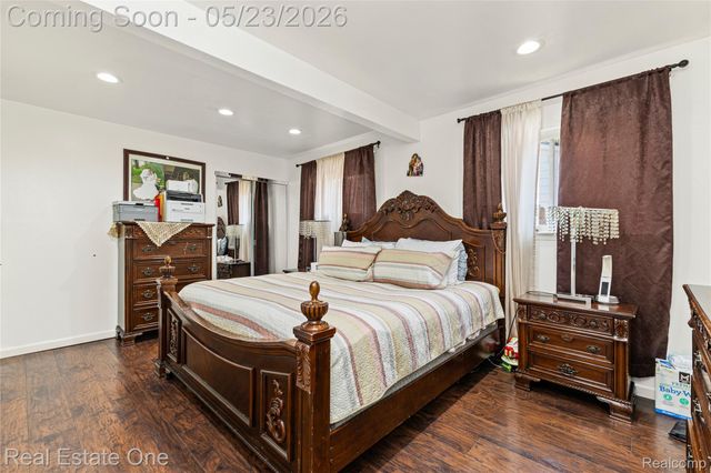 27445 Lorenz Street, Madison Heights, MI 48071