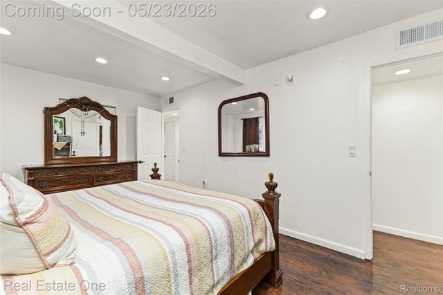 27445 Lorenz Street, Madison Heights, MI 48071