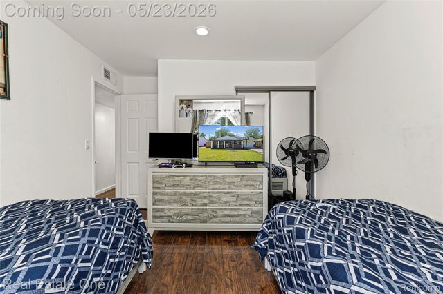 27445 Lorenz Street, Madison Heights, MI 48071