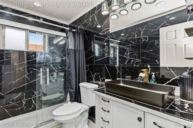 27445 Lorenz Street, Madison Heights, MI 48071