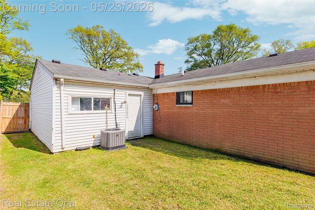 27445 Lorenz Street, Madison Heights, MI 48071