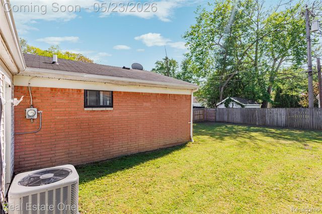 27445 Lorenz Street, Madison Heights, MI 48071