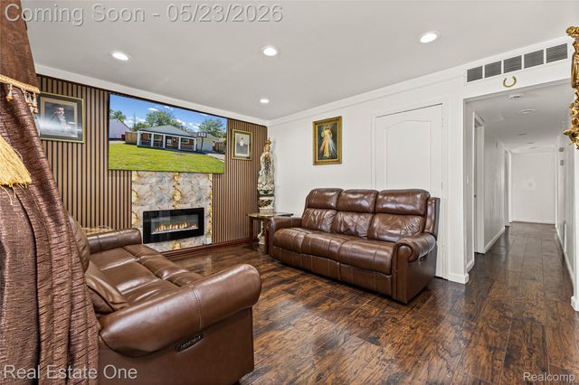 27445 Lorenz Street, Madison Heights, MI 48071