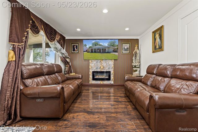 27445 Lorenz Street, Madison Heights, MI 48071