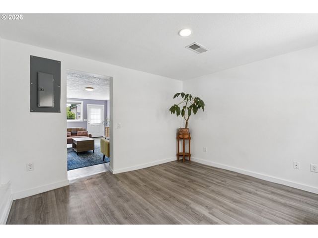 9805 N CLARENDON Ave, Portland, OR 97203