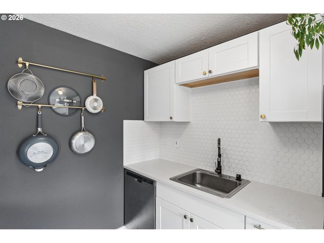 9805 N CLARENDON Ave, Portland, OR 97203