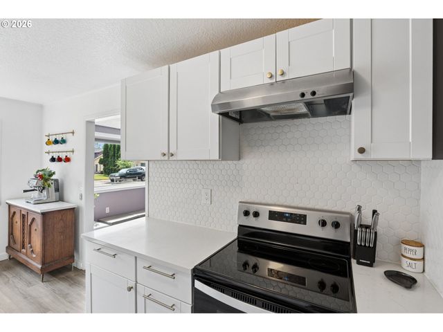 9805 N CLARENDON Ave, Portland, OR 97203