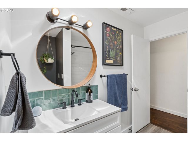 9805 N CLARENDON Ave, Portland, OR 97203