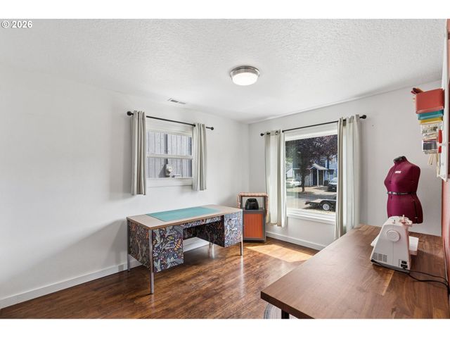 9805 N CLARENDON Ave, Portland, OR 97203