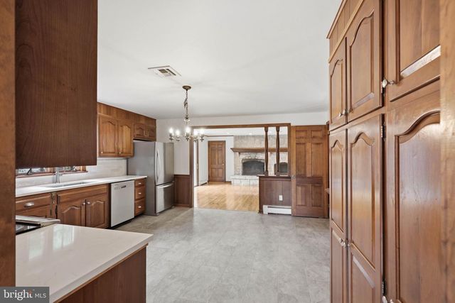 1300 NEWTON RD, Lancaster, PA 17603
