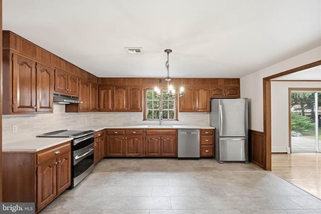 1300 NEWTON RD, Lancaster, PA 17603