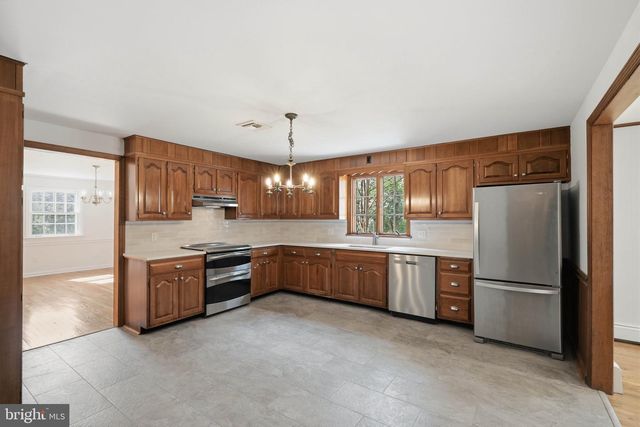 1300 NEWTON RD, Lancaster, PA 17603