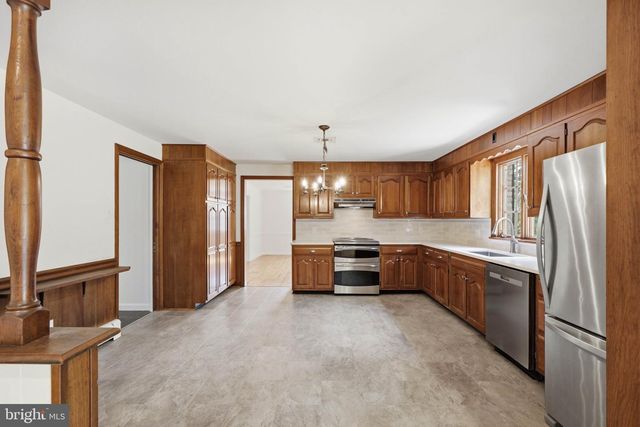 1300 NEWTON RD, Lancaster, PA 17603
