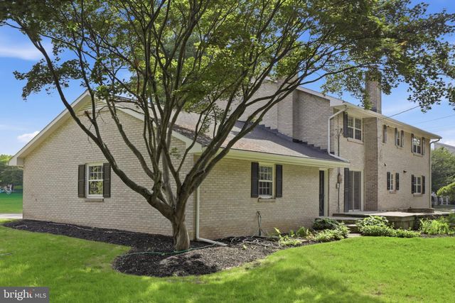 1300 NEWTON RD, Lancaster, PA 17603