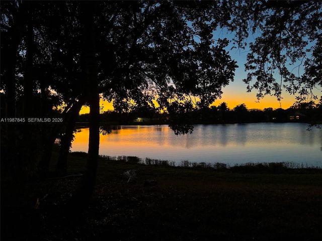 484 Cambridge Dr, Weston, FL 33326