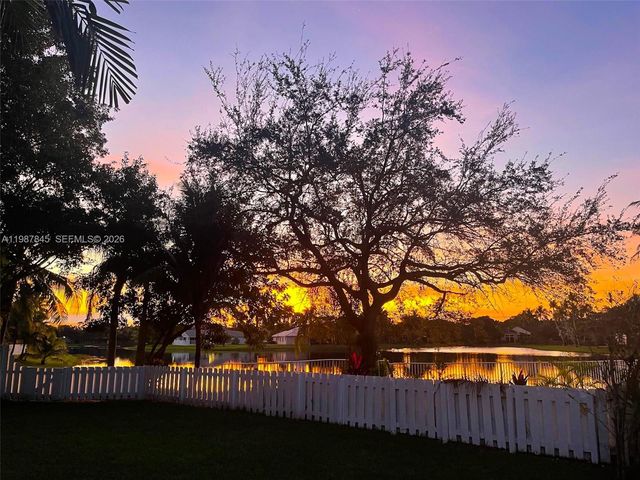 484 Cambridge Dr, Weston, FL 33326