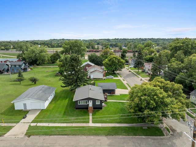 1204 6th Ave NE, Minot, ND 58703
