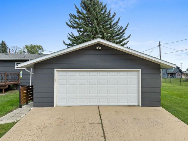 1204 6th Ave NE, Minot, ND 58703