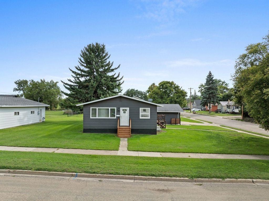 1204 6th Ave NE, Minot, ND 58703