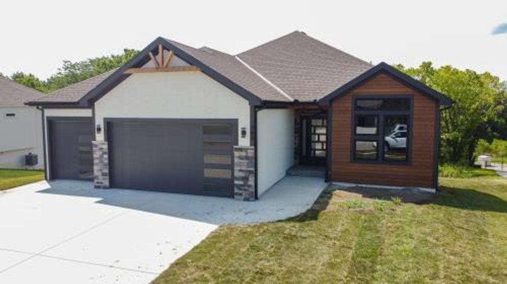 700 Blackhawke Drive, Smithville, MO 64089