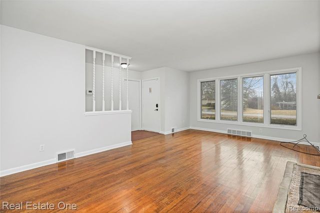 2360 Pineview, West Bloomfield, MI 48324