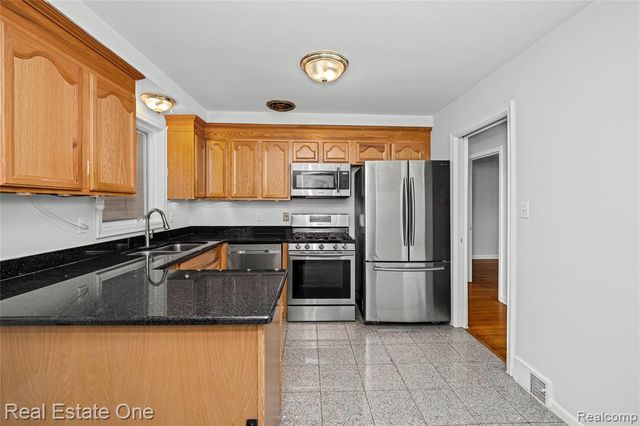 2360 Pineview, West Bloomfield, MI 48324