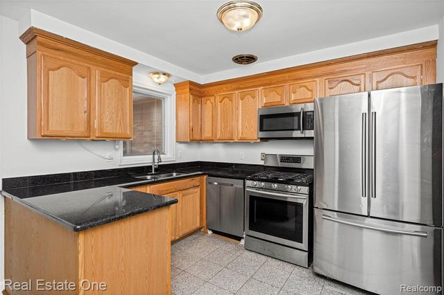 2360 Pineview, West Bloomfield, MI 48324