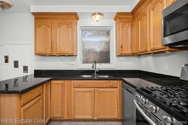 2360 Pineview, West Bloomfield, MI 48324