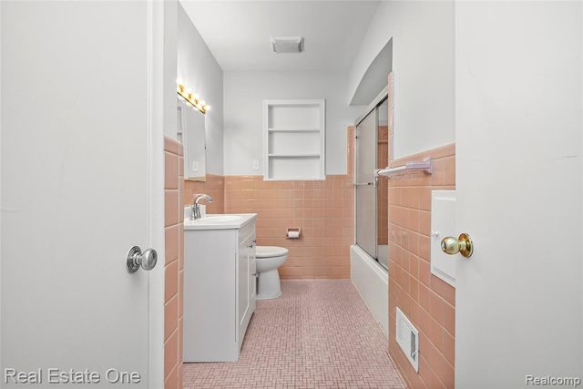 2360 Pineview, West Bloomfield, MI 48324