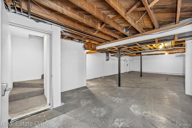 2360 Pineview, West Bloomfield, MI 48324