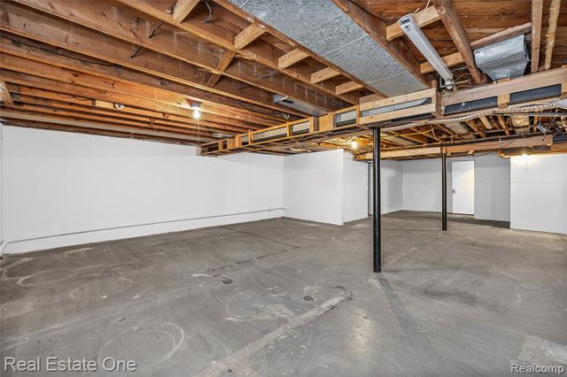 2360 Pineview, West Bloomfield, MI 48324