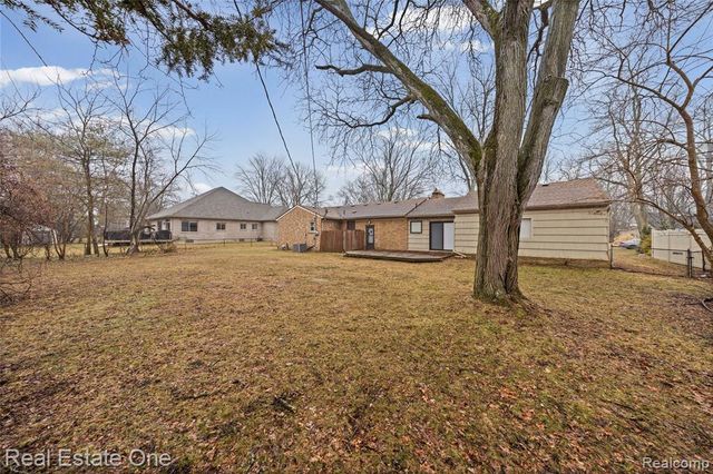 2360 Pineview, West Bloomfield, MI 48324