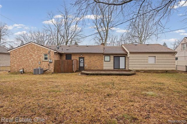 2360 Pineview, West Bloomfield, MI 48324