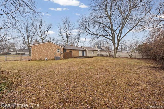 2360 Pineview, West Bloomfield, MI 48324