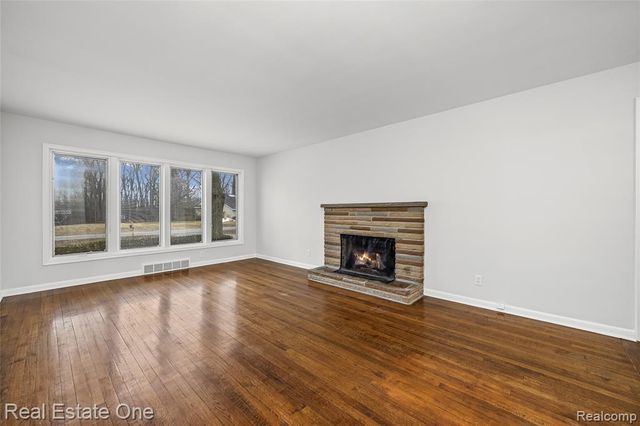 2360 Pineview, West Bloomfield, MI 48324