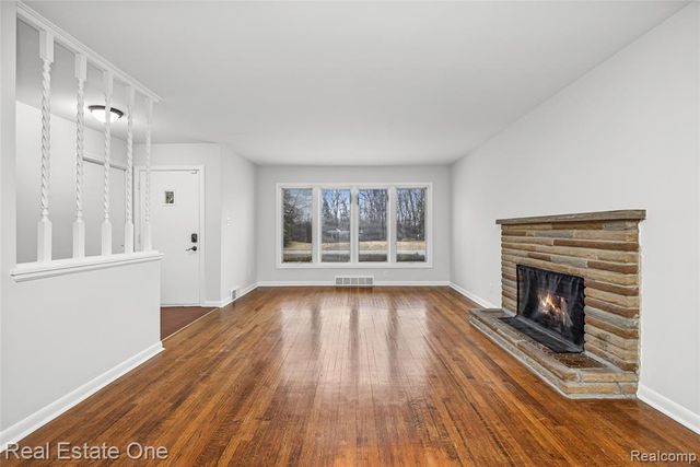 2360 Pineview, West Bloomfield, MI 48324